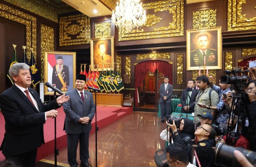 Menhan Prabowo menyaksikan penandatanganan kerja sama pendidikan antara Universitas Pertahanan dengan Duta Besar Palestina H.E Dr. Zuhair Al-Shun (Ashar/Foto:Tim Prabowo/SinPo.id)