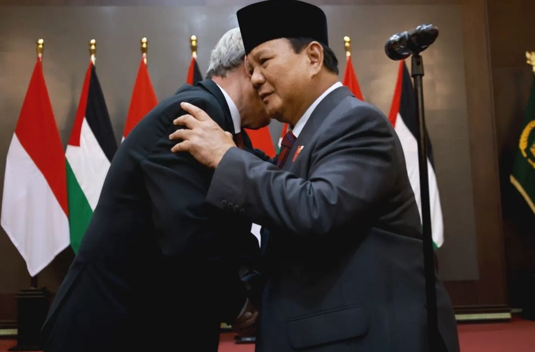 Menhan Prabowo menyaksikan penandatanganan kerja sama pendidikan antara Universitas Pertahanan dengan Duta Besar Palestina H.E Dr. Zuhair Al-Shun (Ashar/Foto:Tim Prabowo/SinPo.id)