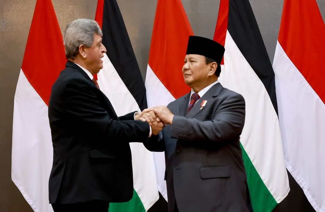 Menhan Prabowo menyaksikan penandatanganan kerja sama pendidikan antara Universitas Pertahanan dengan Duta Besar Palestina H.E Dr. Zuhair Al-Shun (Ashar/Foto:Tim Prabowo/SinPo.id)