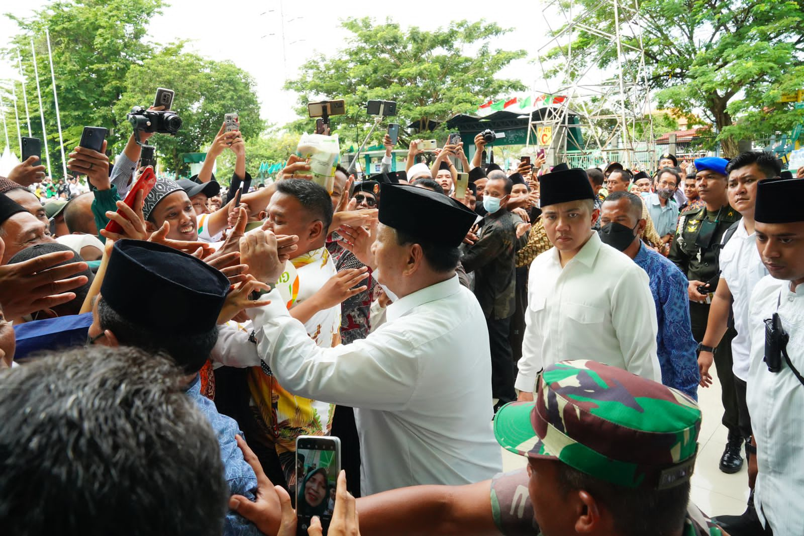 Menhan Prabowo mendampingi Presiden Jokowi menghadiri Peringatan Satu Abad Nahdatul Ulama (Foto:Tim Prabowo/SinPo.id)