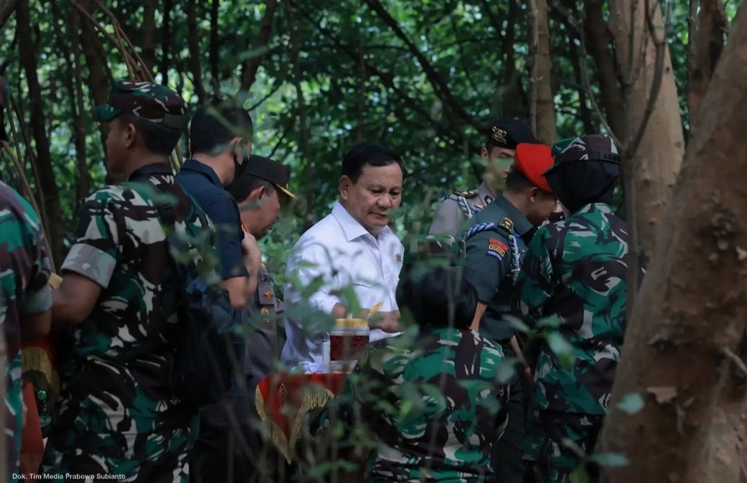 Menhan Prabowo Subianto mendampingi Presiden RI Jokowi dalam kegiatan penanaman Mangrove Nasional Serentak (Ashar/Foto:Tim Prabowo/SinPo.id)