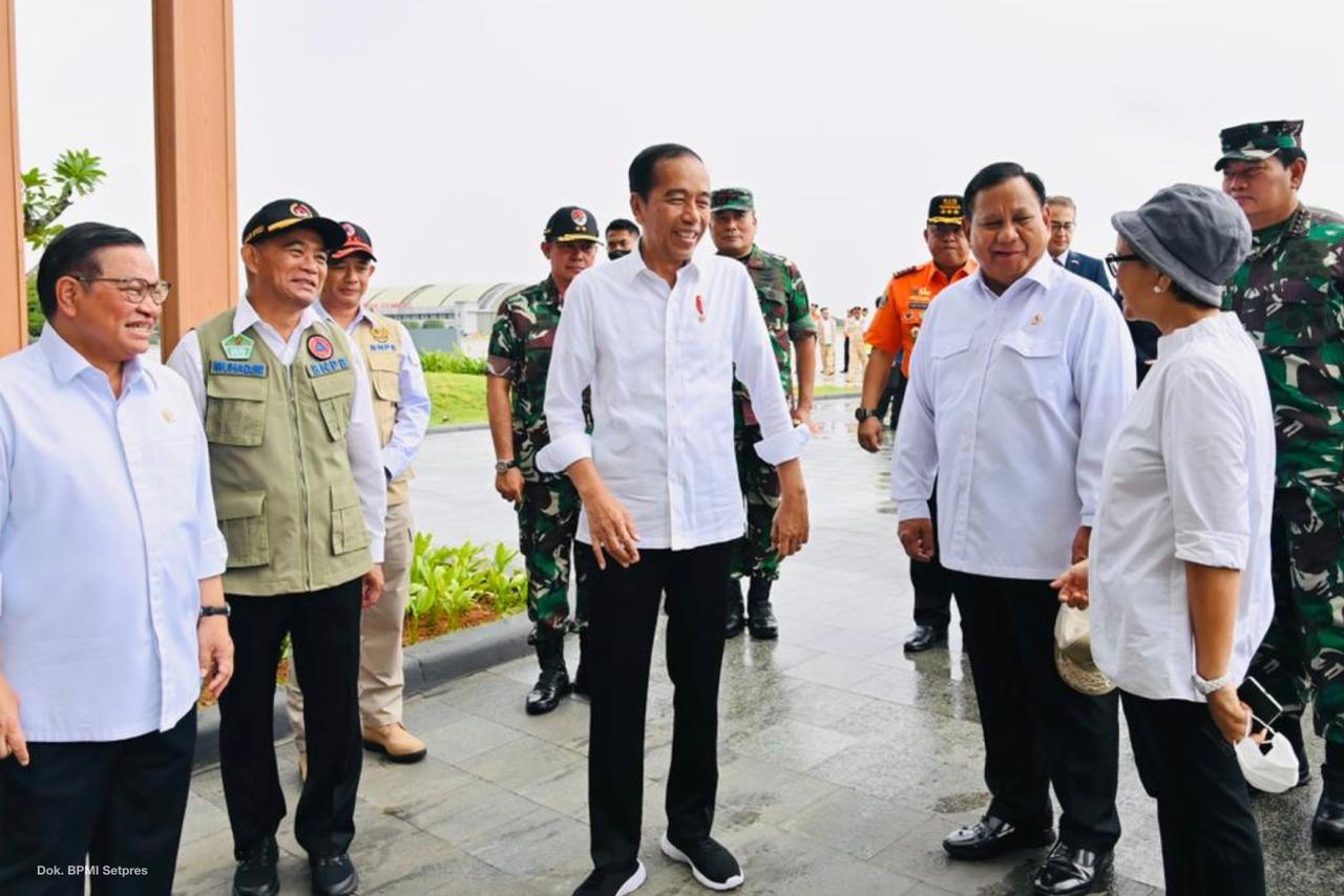 Menhan Prabowo Subianto mendampingi Presiden Jokowi melepas keberangkatan bantuan kemanuasiaan untuk Turki dan Suriah (Foto:Tim Prabowo/SinPo.id)