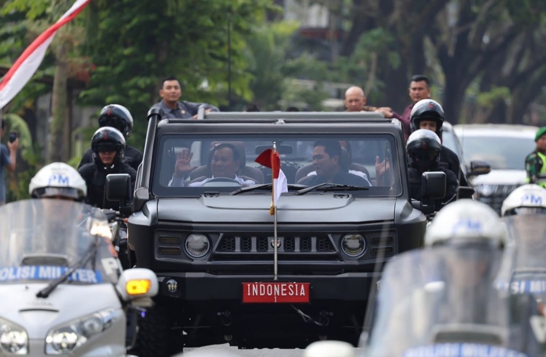 Menhan Prabowo Subianto dampingi Presiden Jokowi dalam kunjungan kerja ke PT Pindad Turen Malang untuk meninjau produksi alat utama senjata (Alutsista) (Ashar/Foto:Tim Prabowo/SinPo.id)