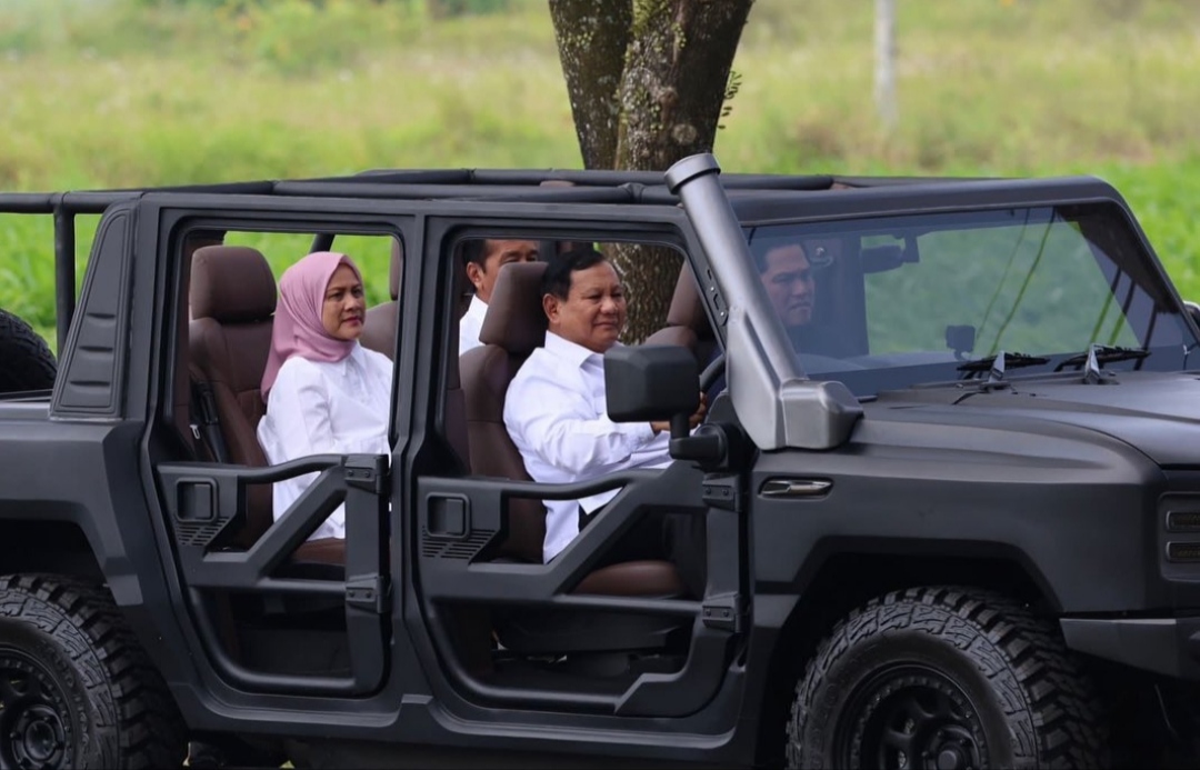 Menhan Prabowo Subianto dampingi Presiden Jokowi dalam kunjungan kerja ke PT Pindad Turen Malang untuk meninjau produksi alat utama senjata (Alutsista) (Ashar/Foto:Tim Prabowo/SinPo.id)