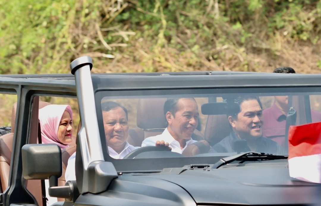 Menhan Prabowo Subianto dampingi Presiden Jokowi dalam kunjungan kerja ke PT Pindad Turen Malang untuk meninjau produksi alat utama senjata (Alutsista) (Ashar/Foto:Tim Prabowo/SinPo.id)