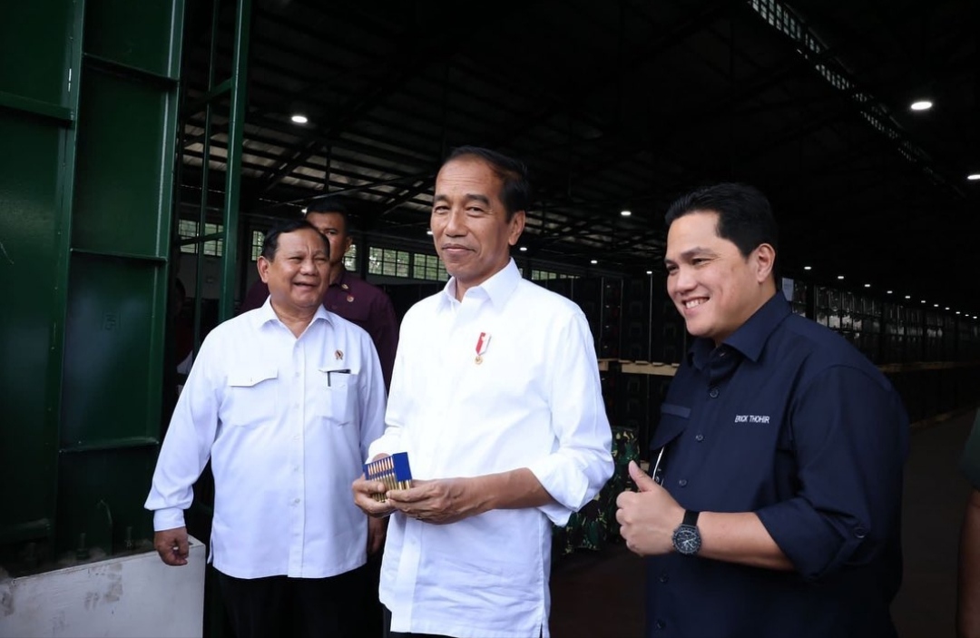 Menhan Prabowo Subianto dampingi Presiden Jokowi dalam kunjungan kerja ke PT Pindad Turen Malang untuk meninjau produksi alat utama senjata (Alutsista) (Ashar/Foto:Tim Prabowo/SinPo.id)