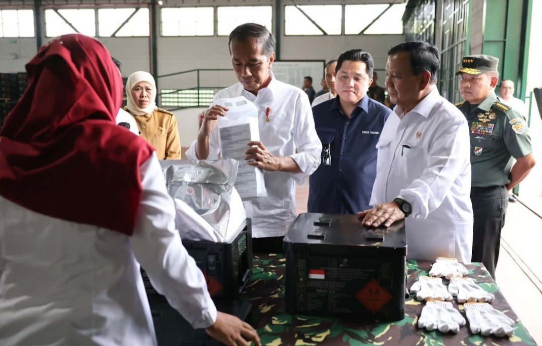 Menhan Prabowo Subianto dampingi Presiden Jokowi dalam kunjungan kerja ke PT Pindad Turen Malang untuk meninjau produksi alat utama senjata (Alutsista) (Ashar/Foto:Tim Prabowo/SinPo.id)