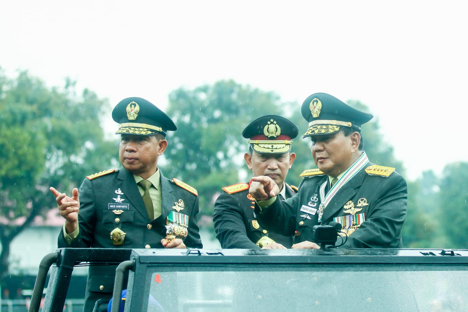 Menhan Prabowo Subianto menerima Pangkat Bintang Kehormatan menjadi Jenderal TNI Kehormatan dari Presiden Jokowi (Ashar/SinPo.id)