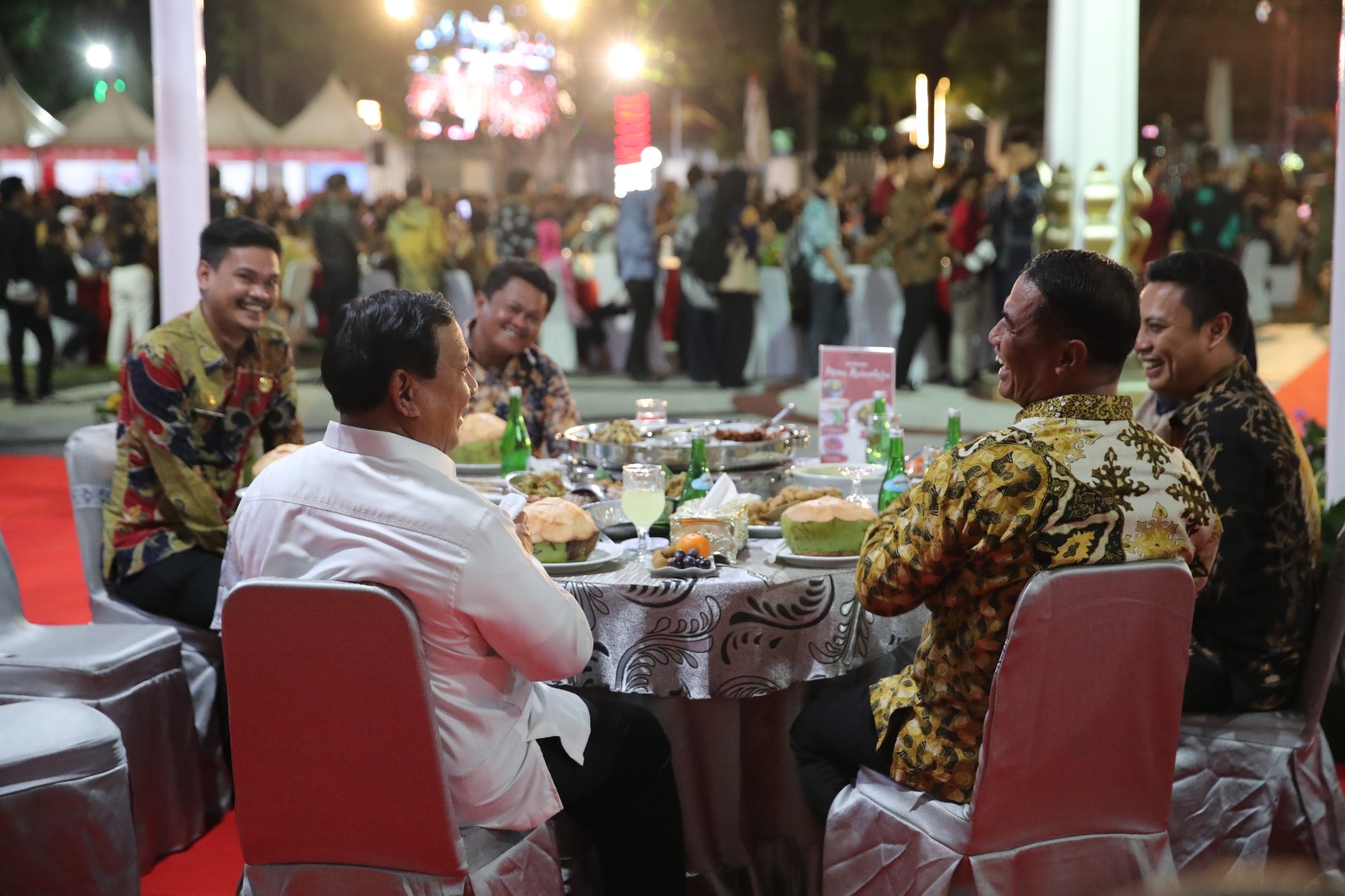 Menhan Prabowo Hadiri gala dinner bersama 2.226 Kepala Desa di dampingi oleh Gubernur Sulawesi Selatan Andi Sudirman Sulaiman (Ashar/Foto:Tim Prabowo/SinPo.id)