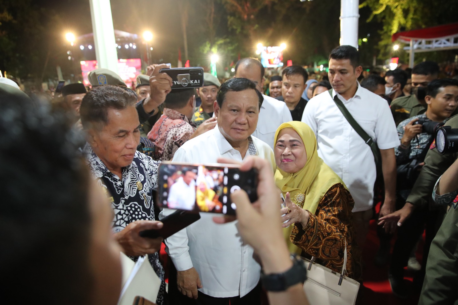 Menhan Prabowo Hadiri gala dinner bersama 2.226 Kepala Desa di dampingi oleh Gubernur Sulawesi Selatan Andi Sudirman Sulaiman (Ashar/Foto:Tim Prabowo/SinPo.id)