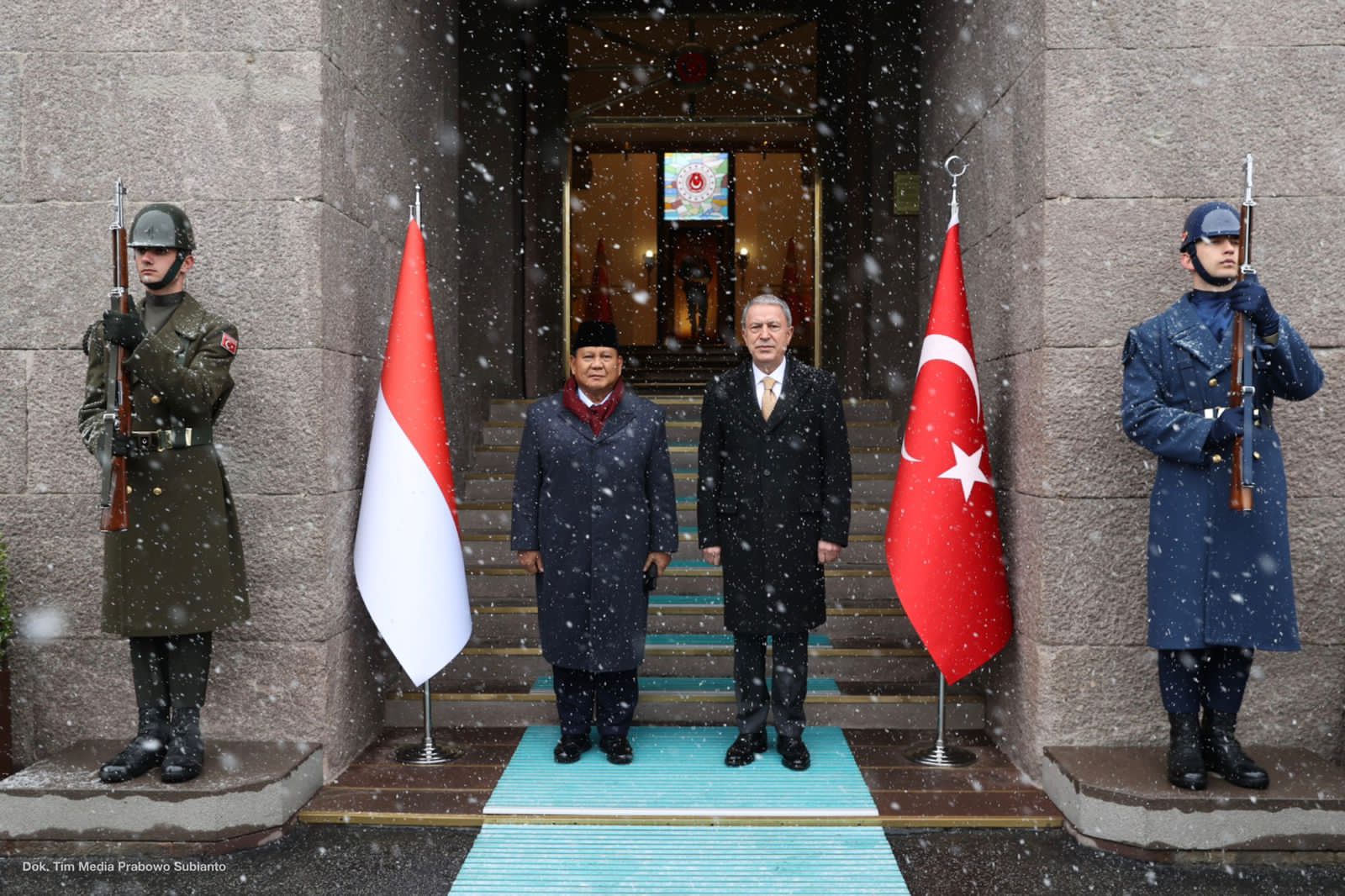 Menhan Prabowo Subianto melaksanakan pertemuan dengan Menteri Pertahanan Turki Hulusi Akar untuk menjalin kerja sama di bidang pertahanan antara Indonesia dan Turki (Foto:Tim Prabowo/SinPo.id)