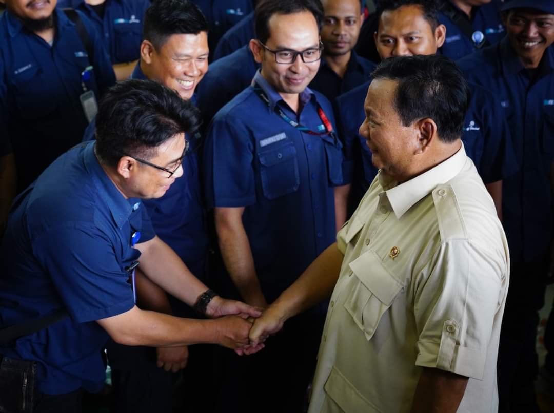 Menhan Prabowo Subianto kunjungi PT Dirgantara Indonesia di Bandung untuk meningkatkan industri pertahanan dalam negeri (Ashar/Foto:Tim Prabowo/SinPo.id)