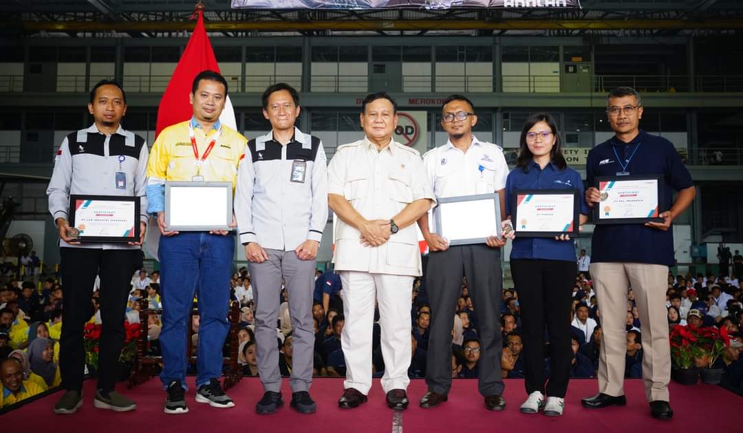 Menhan Prabowo Subianto kunjungi PT Dirgantara Indonesia di Bandung untuk meningkatkan industri pertahanan dalam negeri (Ashar/Foto:Tim Prabowo/SinPo.id)