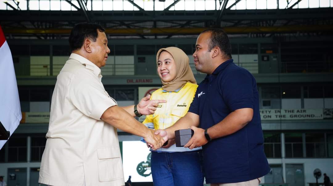 Menhan Prabowo Subianto kunjungi PT Dirgantara Indonesia di Bandung untuk meningkatkan industri pertahanan dalam negeri (Ashar/Foto:Tim Prabowo/SinPo.id)