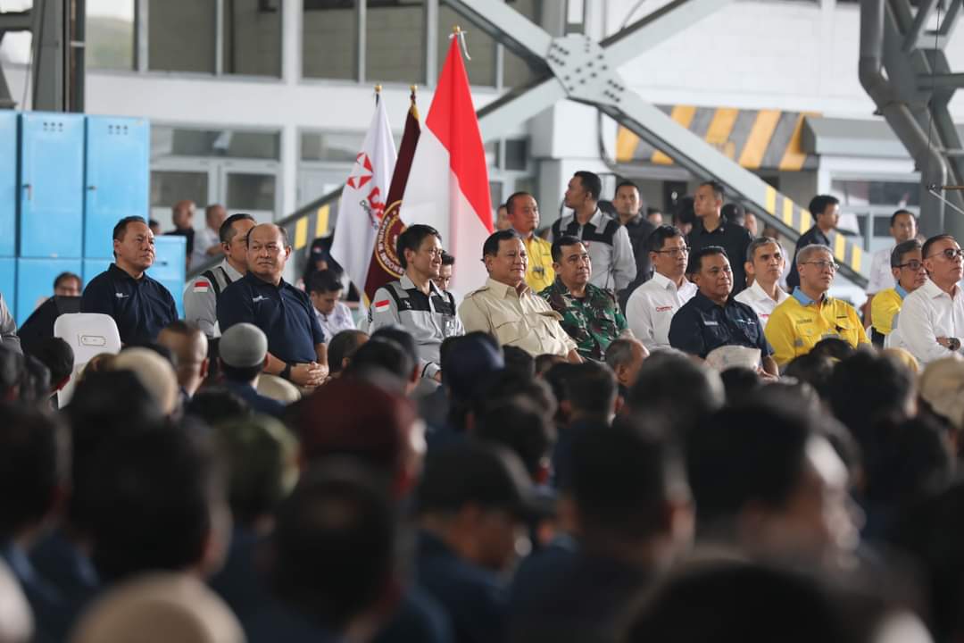 Menhan Prabowo Subianto kunjungi PT Dirgantara Indonesia di Bandung untuk meningkatkan industri pertahanan dalam negeri (Ashar/Foto:Tim Prabowo/SinPo.id)