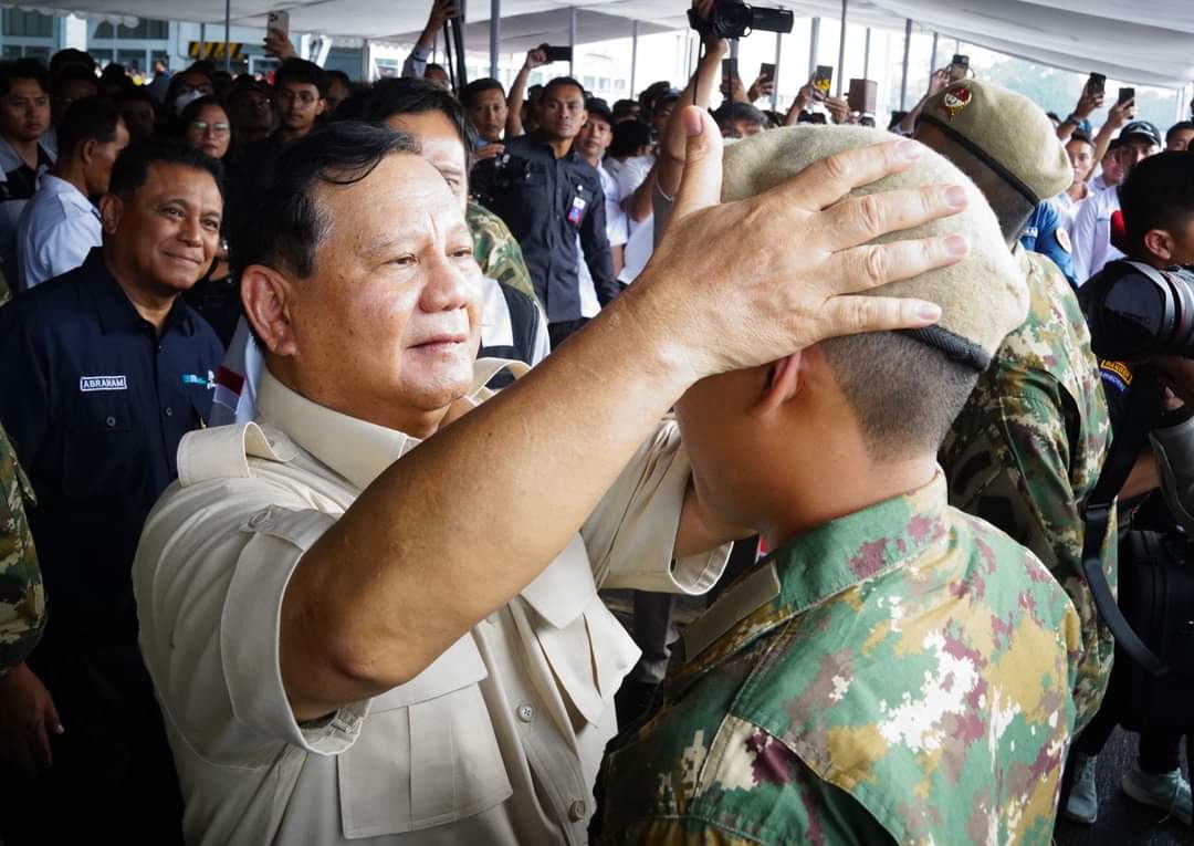 Menhan Prabowo Subianto kunjungi PT Dirgantara Indonesia di Bandung untuk meningkatkan industri pertahanan dalam negeri (Ashar/Foto:Tim Prabowo/SinPo.id)