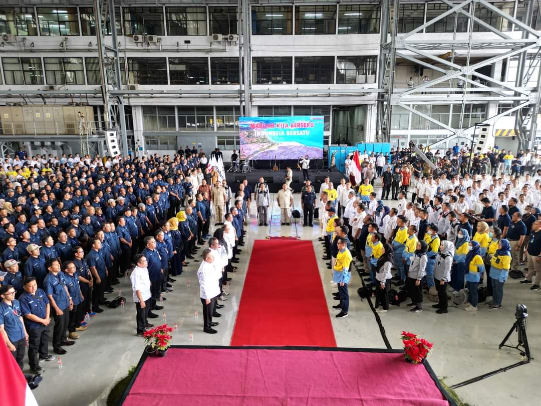 Menhan Prabowo Subianto kunjungi PT Dirgantara Indonesia di Bandung untuk meningkatkan industri pertahanan dalam negeri (Ashar/Foto:Tim Prabowo/SinPo.id)