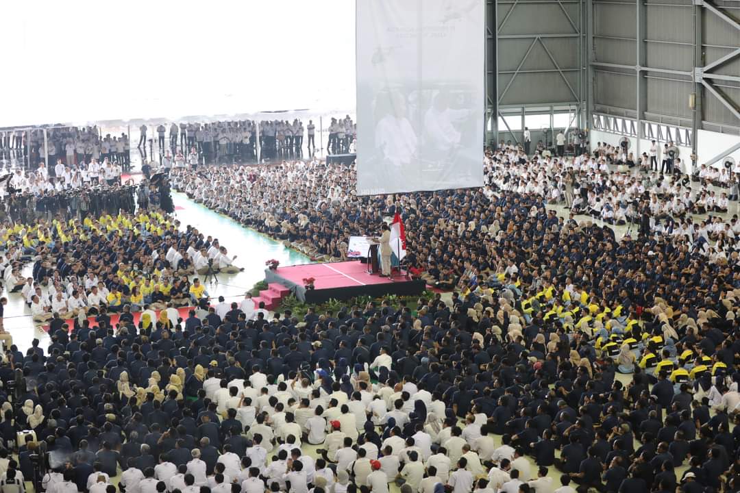 Menhan Prabowo Subianto kunjungi PT Dirgantara Indonesia di Bandung untuk meningkatkan industri pertahanan dalam negeri (Ashar/Foto:Tim Prabowo/SinPo.id)