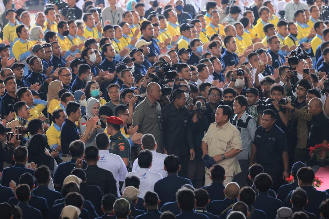 Menhan Prabowo Subianto kunjungi PT Dirgantara Indonesia di Bandung untuk meningkatkan industri pertahanan dalam negeri (Ashar/Foto:Tim Prabowo/SinPo.id)