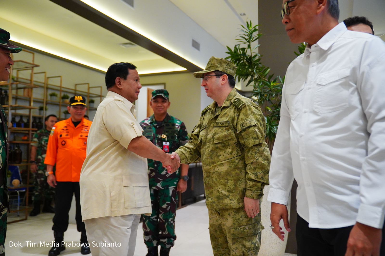 Menhan Prabowo melepas keberangkatan bantuan kemanusiaan untuk Turki yang terkena musibah gempa (Foto:Tim Prabowo/SinPo.id)