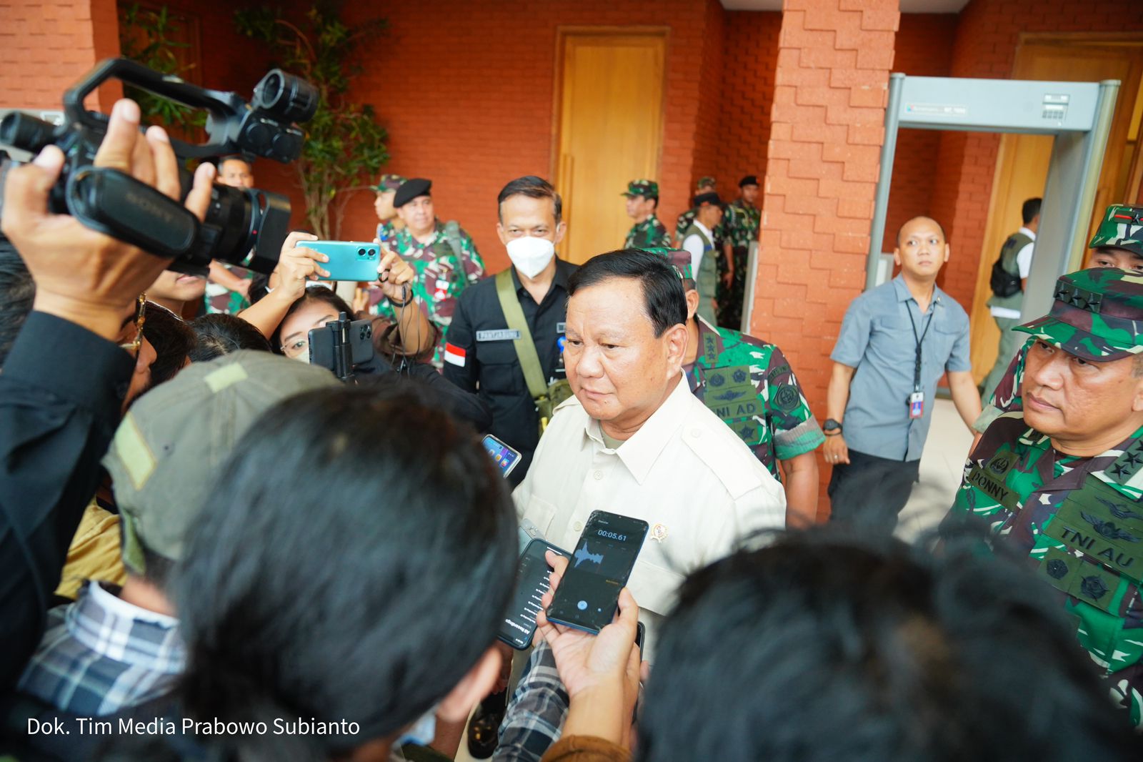 Menhan Prabowo melepas keberangkatan bantuan kemanusiaan untuk Turki yang terkena musibah gempa (Foto:Tim Prabowo/SinPo.id)