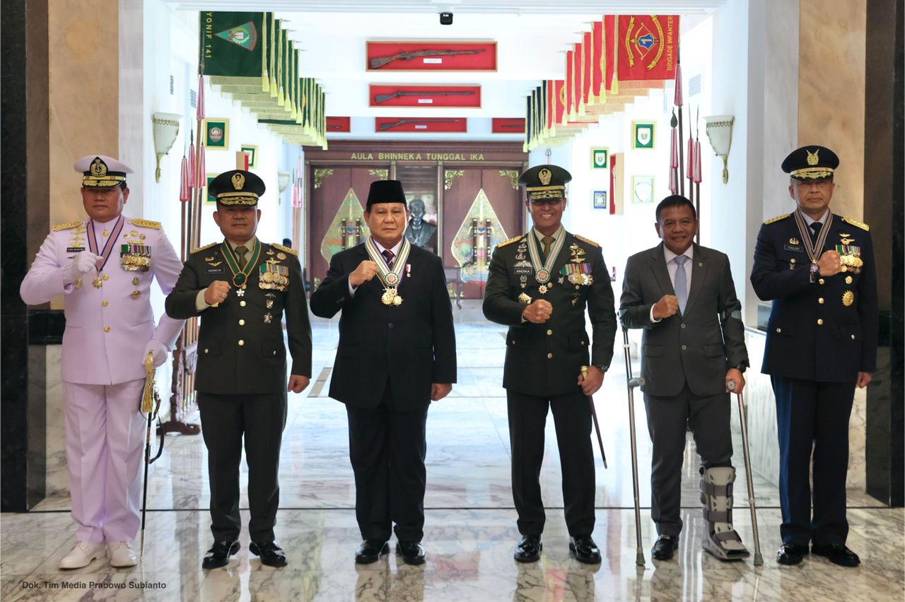 Menhan Prabowo Subianto mendapat Empat Bintang Kehormatan dari Empat Jenderal TNI (Foto Sumber:Tim Menhan Prabowo)