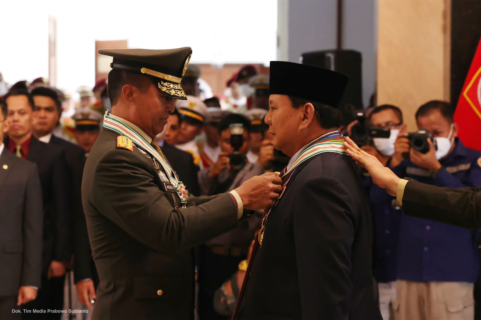 Menhan Prabowo Subianto mendapat Empat Bintang Kehormatan dari Empat Jenderal TNI (Foto Sumber:Tim Menhan Prabowo)