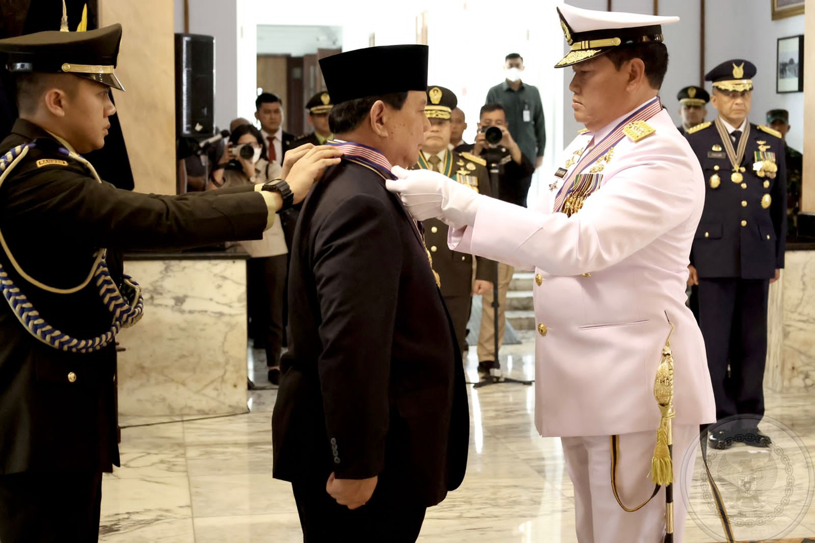 Menhan Prabowo Subianto mendapat Empat Bintang Kehormatan dari Empat Jenderal TNI (Foto Sumber:Tim Menhan Prabowo)