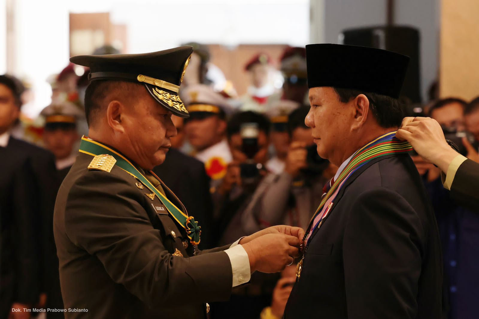 Menhan Prabowo Subianto mendapat Empat Bintang Kehormatan dari Empat Jenderal TNI (Foto Sumber:Tim Menhan Prabowo)