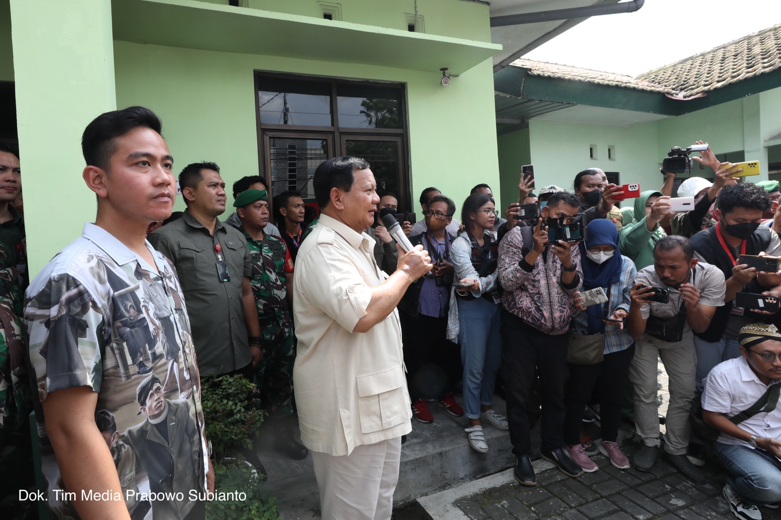 Menhan Prabowo Subianto menyerahkan kendaraan motor di Koramil Serengan 03 Solo