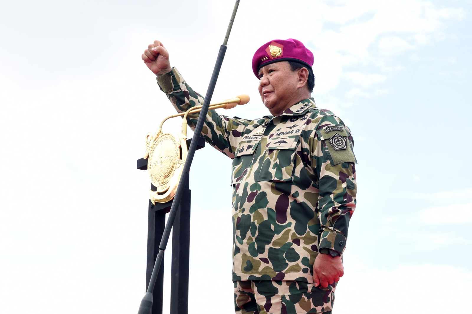 Menhan Prabowo mendapatkan warga kehormatan bagi Korps Marinir TNI AL Surabaya (Foto:Tim Dispen Kormar Kuwadi & Ainul/SinPo.id)