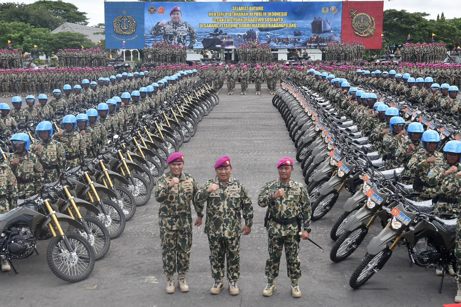 Menhan Prabowo mendapatkan warga kehormatan bagi Korps Marinir TNI AL Surabaya (Foto:Tim Dispen Kormar Kuwadi & Ainul/SinPo.id)