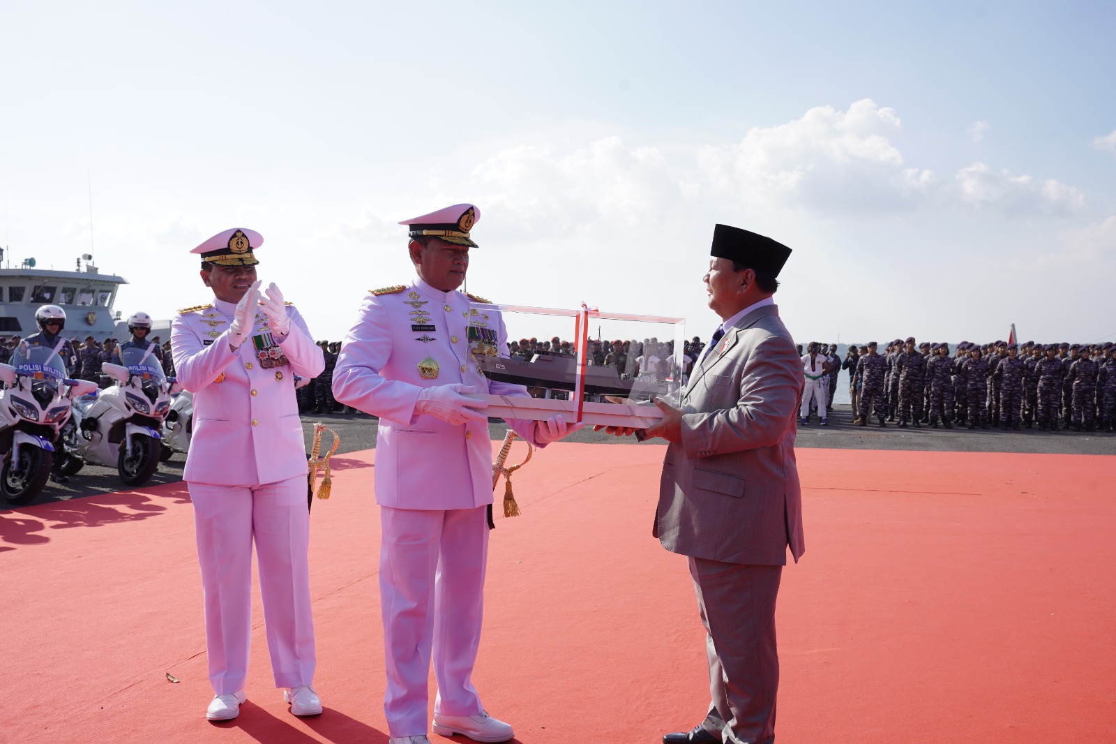 Menhan Prabowo menyerahkan 2 unit KRI Pulau Fani-731 dan KRI Pulau Fanildo-732 kepada Panglima TNI Laksamana Yudo Margono dan KASAL Laksamana TNI Muhammad Ali (Ashar/Foto:Tim Prabowo/SinPo.id)