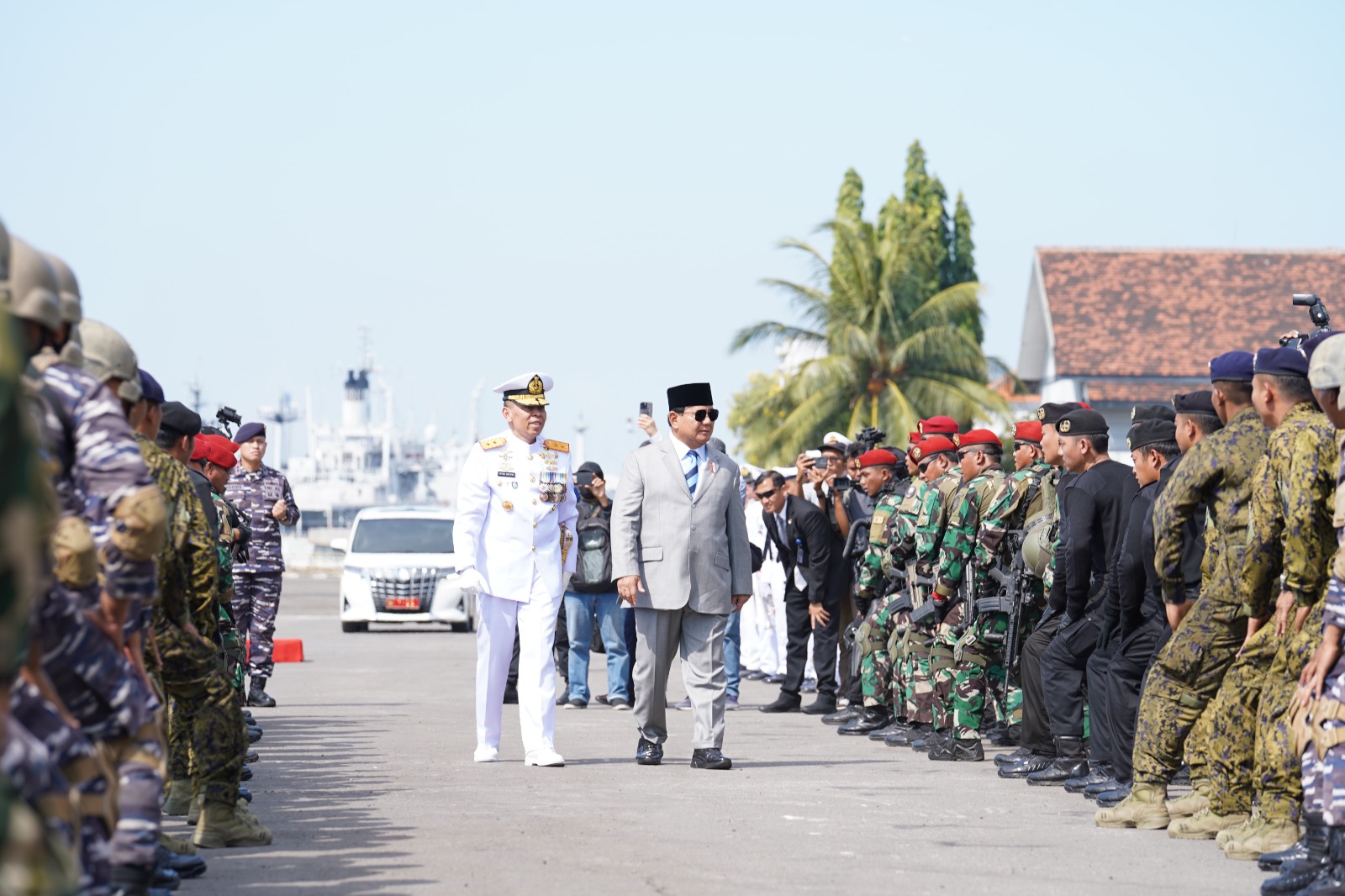 Menhan Prabowo menyerahkan 2 unit KRI Pulau Fani-731 dan KRI Pulau Fanildo-732 kepada Panglima TNI Laksamana Yudo Margono dan KASAL Laksamana TNI Muhammad Ali (Ashar/Foto:Tim Prabowo/SinPo.id)