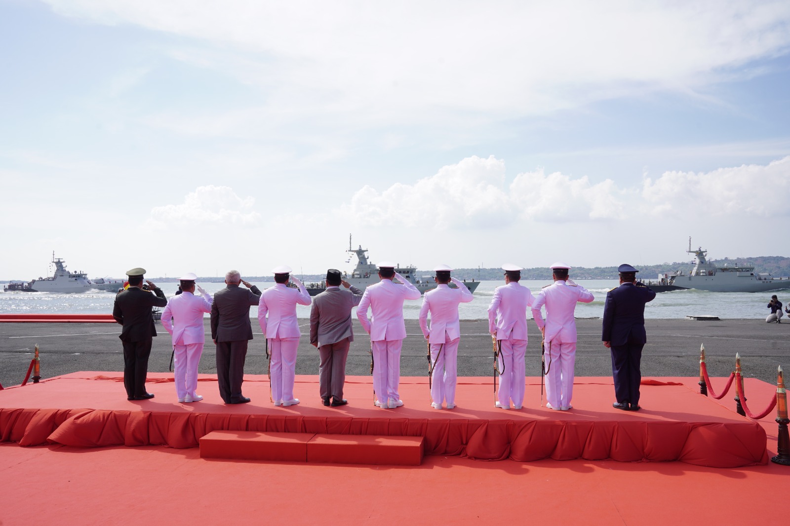 Menhan Prabowo menyerahkan 2 unit KRI Pulau Fani-731 dan KRI Pulau Fanildo-732 kepada Panglima TNI Laksamana Yudo Margono dan KASAL Laksamana TNI Muhammad Ali (Ashar/Foto:Tim Prabowo/SinPo.id)