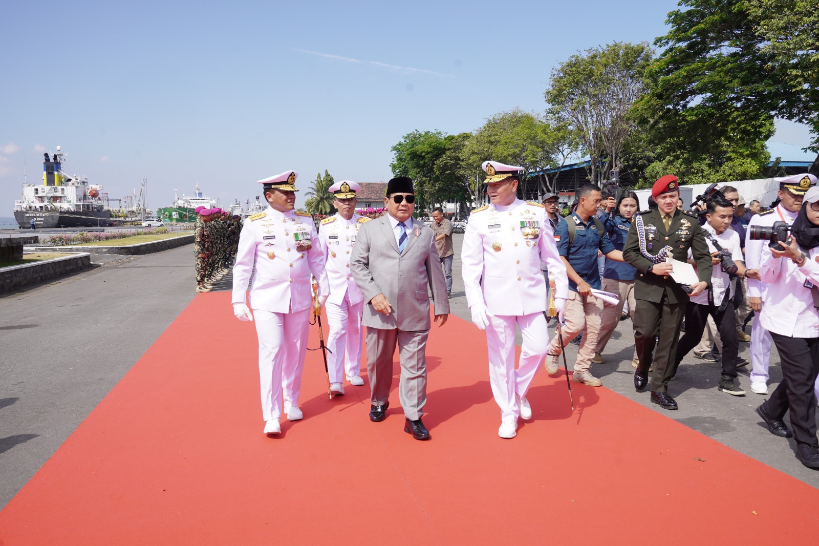 Menhan Prabowo menyerahkan 2 unit KRI Pulau Fani-731 dan KRI Pulau Fanildo-732 kepada Panglima TNI Laksamana Yudo Margono dan KASAL Laksamana TNI Muhammad Ali (Ashar/Foto:Tim Prabowo/SinPo.id)