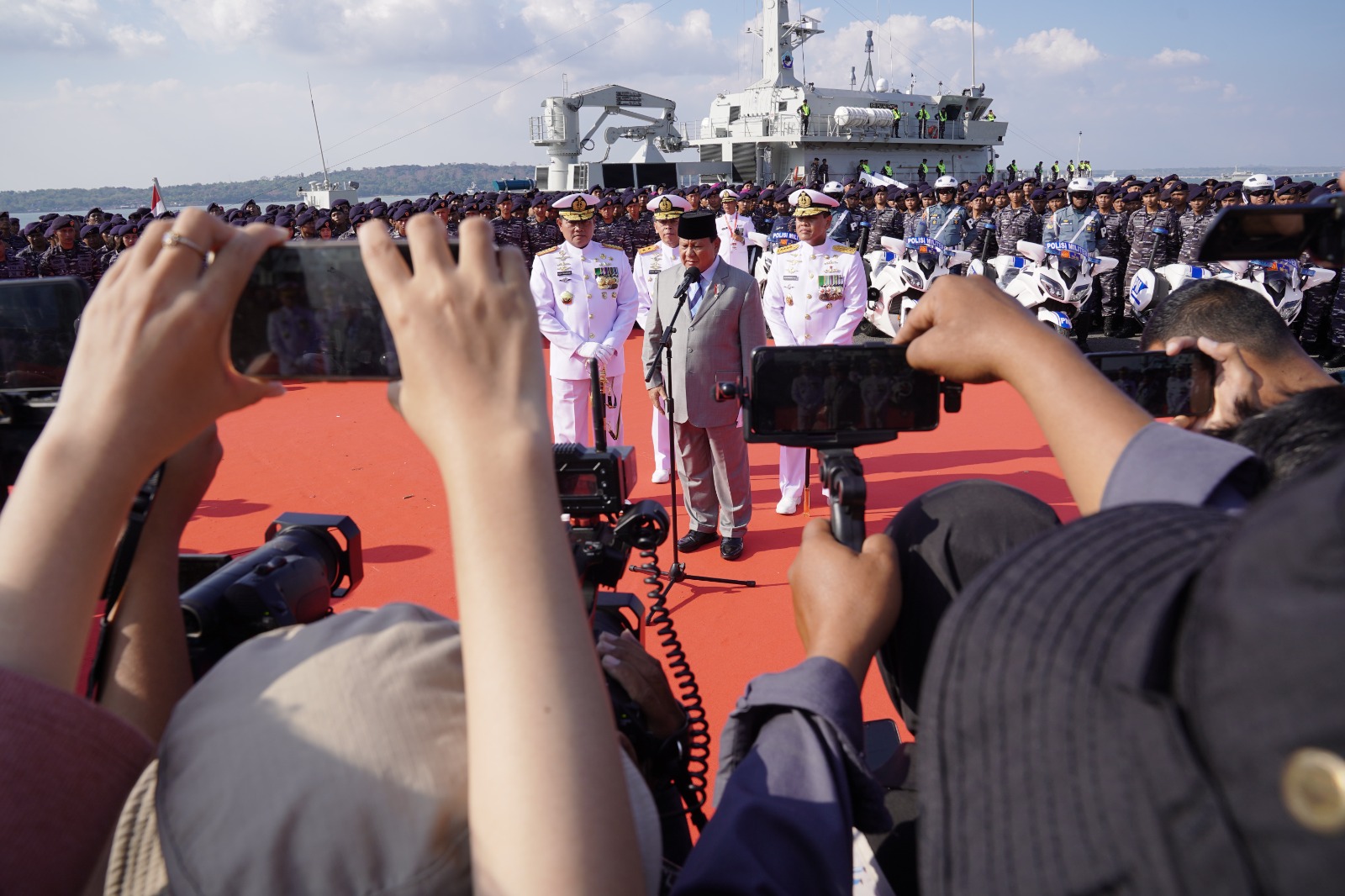 Menhan Prabowo menyerahkan 2 unit KRI Pulau Fani-731 dan KRI Pulau Fanildo-732 kepada Panglima TNI Laksamana Yudo Margono dan KASAL Laksamana TNI Muhammad Ali (Ashar/Foto:Tim Prabowo/SinPo.id)