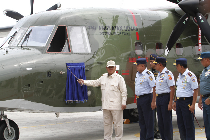 Menhan Prabowo Subianto menyerahkan lima unit pesawat jenis NC-212i kepada TNI Angkatan Udara (Ashar/SinPo.id)