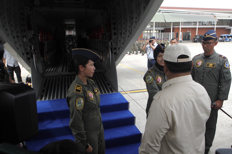Menhan Prabowo Subianto menyerahkan lima unit pesawat jenis NC-212i kepada TNI Angkatan Udara (Ashar/SinPo.id)
