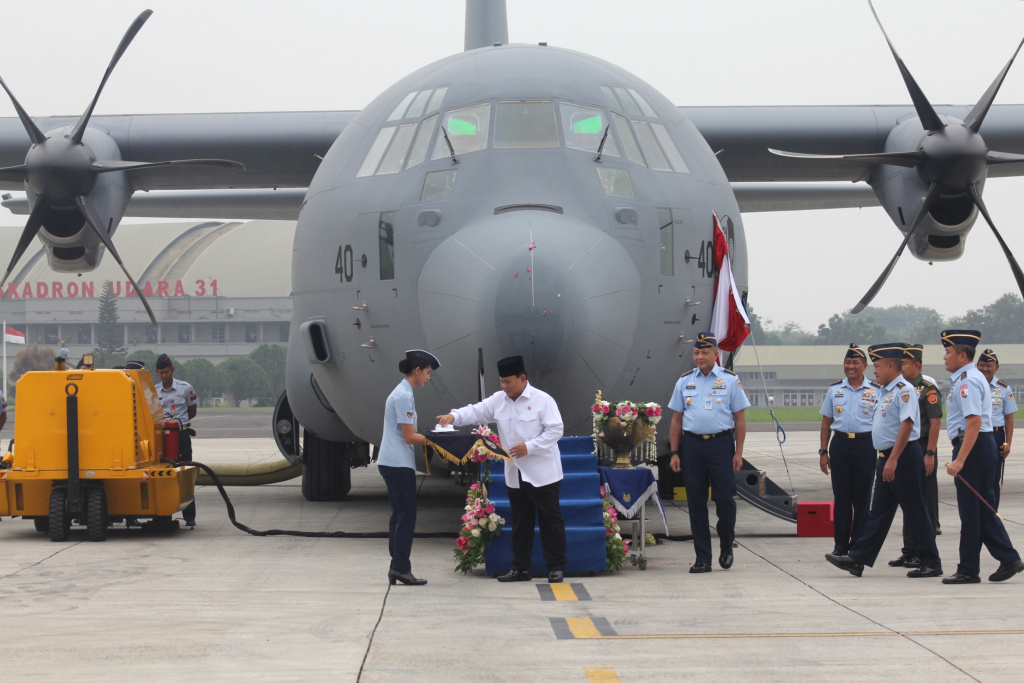 Menhan Prabowo Subianto menyerahkan pesawat C-130 J Super Hercules