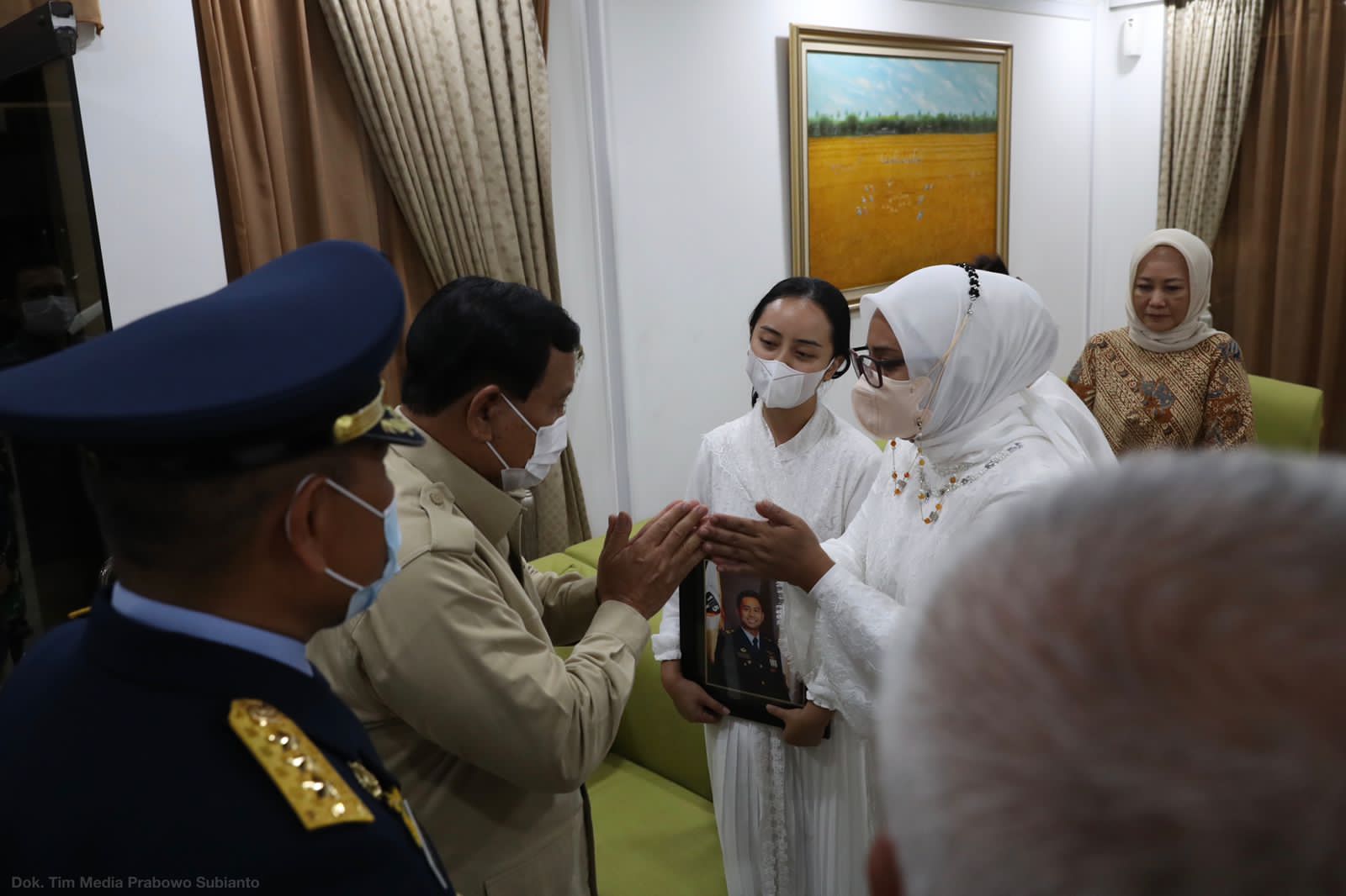 Menhan Prabowo menemui keluarga Almarhum Kapten Pnb Allan di Lanud Halim (foto: Dok Tim Media Menhan Prabowo)
