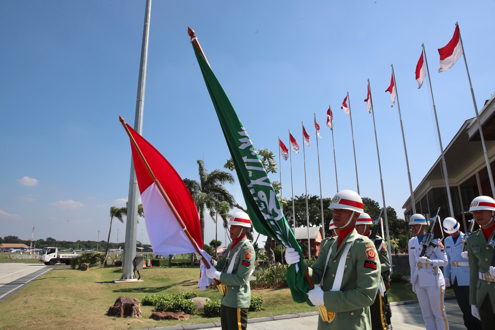 Menhan Prabowo menerima kunjungan dari Menteri Pertahanan Kerajaan Arab Saudi Pangeran Khalid Bin Salman Bin Abdul Aziz di Kantor Kemhan (Ashar/Foto:Tim Prabowo/SinPo.id)