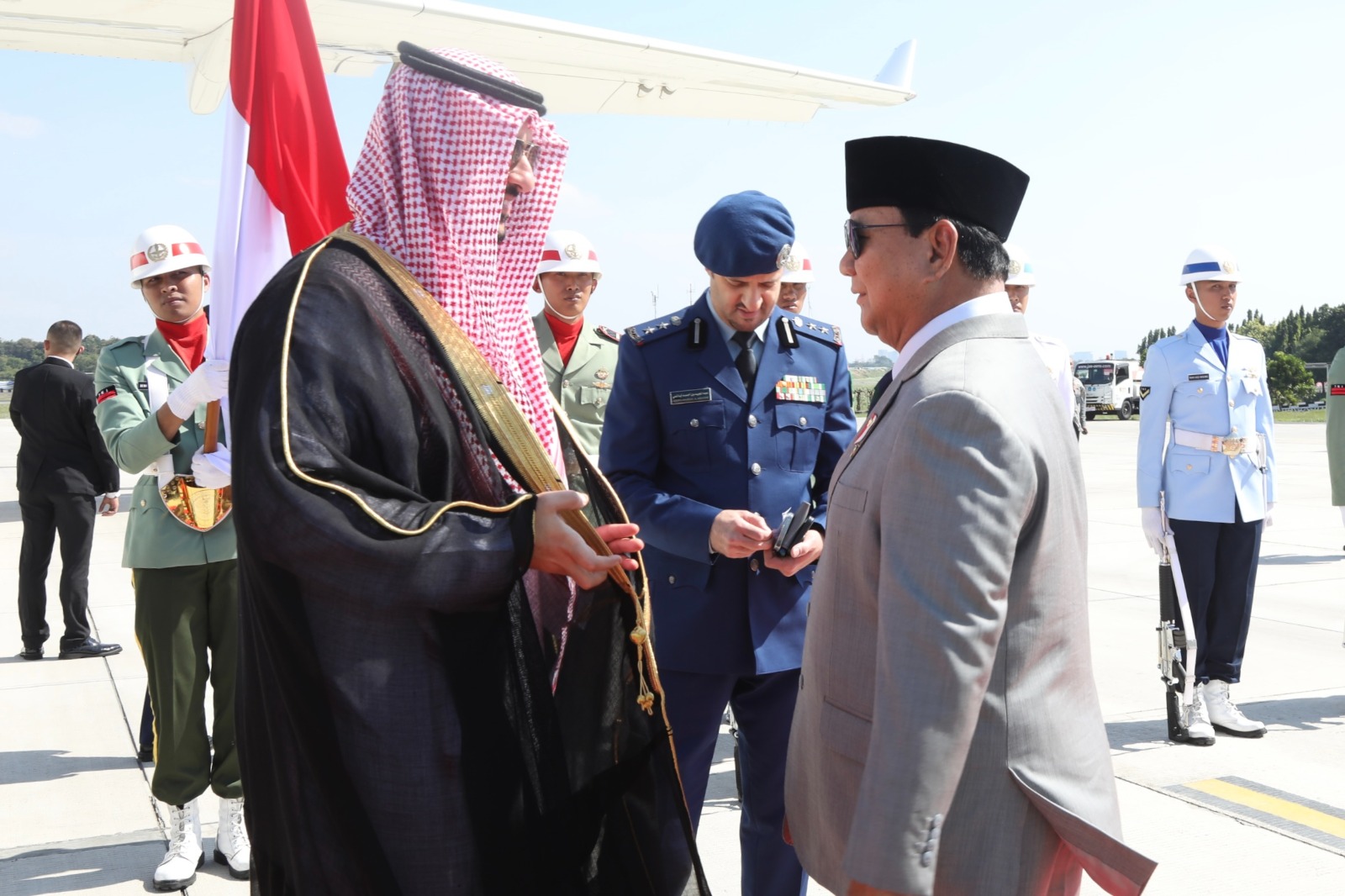 Menhan Prabowo menerima kunjungan dari Menteri Pertahanan Kerajaan Arab Saudi Pangeran Khalid Bin Salman Bin Abdul Aziz di Kantor Kemhan (Ashar/Foto:Tim Prabowo/SinPo.id)