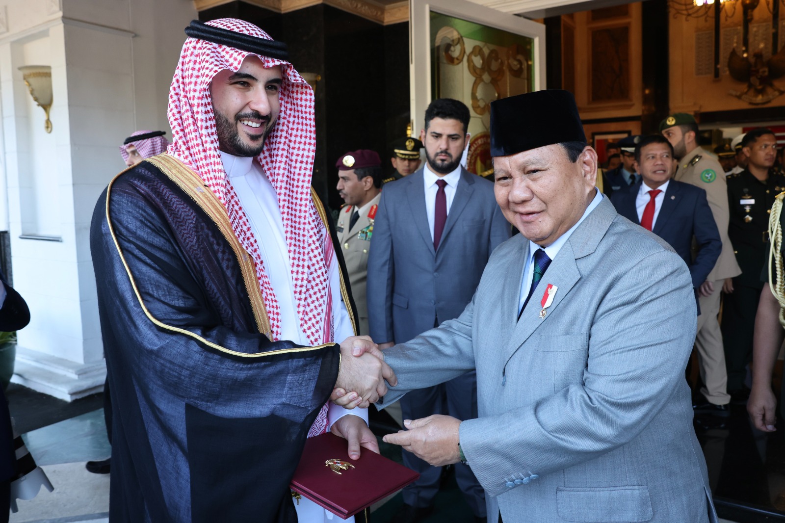 Menhan Prabowo menerima kunjungan dari Menteri Pertahanan Kerajaan Arab Saudi Pangeran Khalid Bin Salman Bin Abdul Aziz di Kantor Kemhan (Ashar/Foto:Tim Prabowo/SinPo.id)