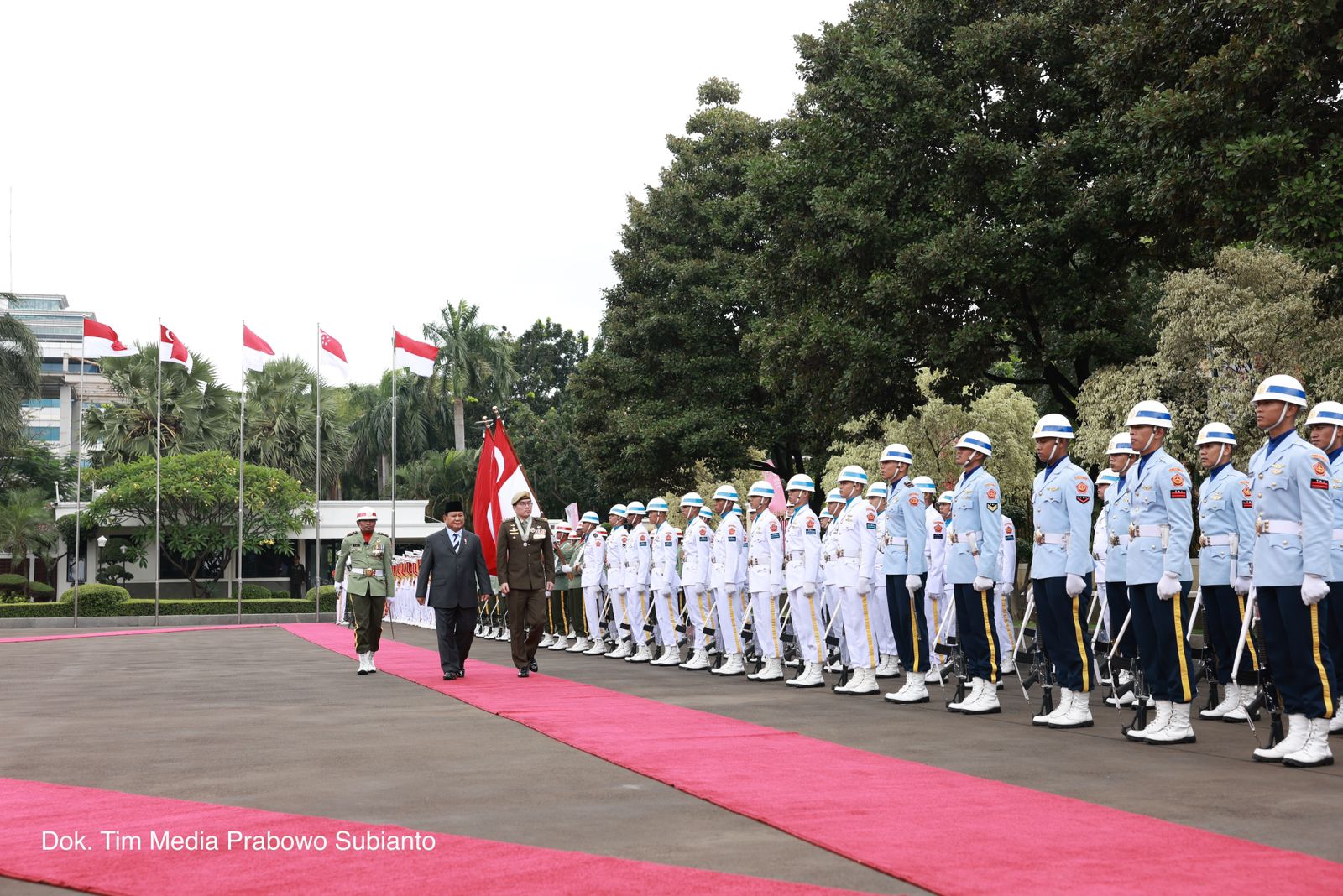 Menhan Prabowo Subianto menerima kunjungan kehormatan Panglima Angkatan Bersenjata Singapura Lt Gen Mevlyn Ong di Kemhan (Foto:Tim Prabowo/SinPo.id)