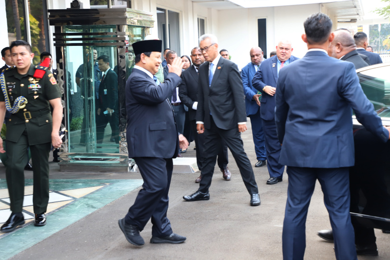 Menhan Prabowo Subianto menerima kunjungan dari PM Papua Nugini James Marepe di Kantor Kemhan (Ashar/SinPo.id)