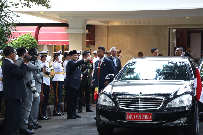 Menhan Prabowo Subianto menerima kunjungan dari PM Papua Nugini James Marepe di Kantor Kemhan (Ashar/SinPo.id)