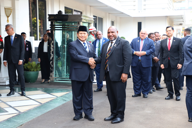 Menhan Prabowo Subianto menerima kunjungan dari PM Papua Nugini James Marepe di Kantor Kemhan (Ashar/SinPo.id)