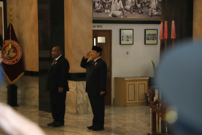 Menhan Prabowo Subianto menerima kunjungan dari PM Papua Nugini James Marepe di Kantor Kemhan (Ashar/SinPo.id)