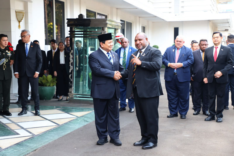 Menhan Prabowo Subianto menerima kunjungan dari PM Papua Nugini James Marepe di Kantor Kemhan (Ashar/SinPo.id)